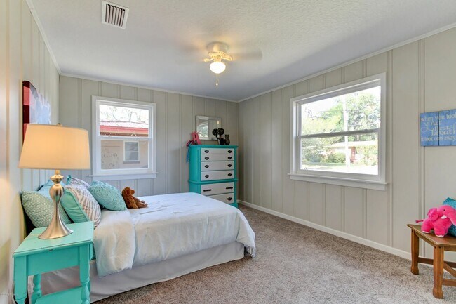 Building Photo - 6530 Pine Summit Dr