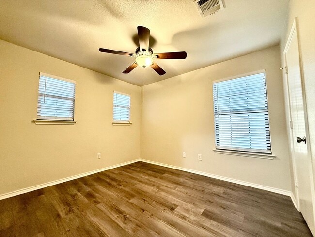 Building Photo - Spacious Inside & Out!