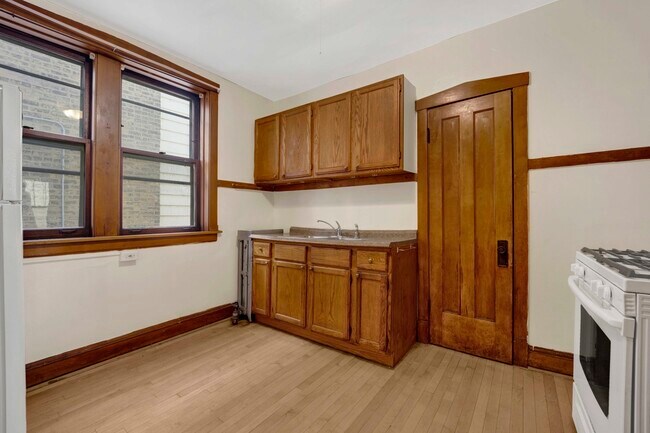 Building Photo - 2439 W Birchwood Ave