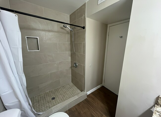 Building Photo - 610 Kenwick Cir
