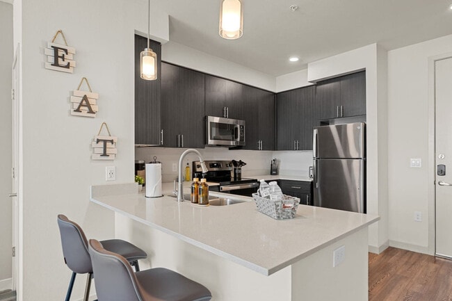 Building Photo - 711 W Broadway Rd