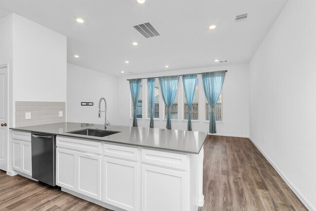 Building Photo - 677 Royal Arch Dr