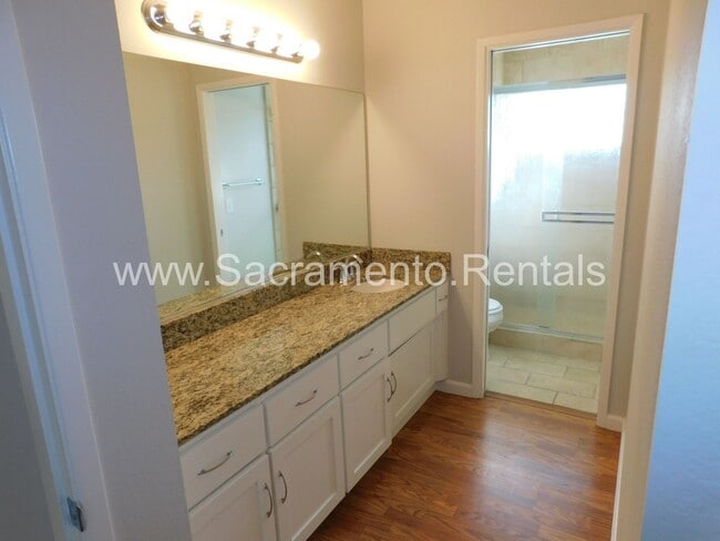 Building Photo - Wonderful Sierra Oaks 3bd/2ba Duplex with 2 Car Garage