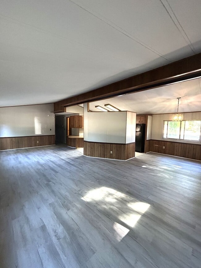 Building Photo - 2 bedroom 2 bath with large front & back y...