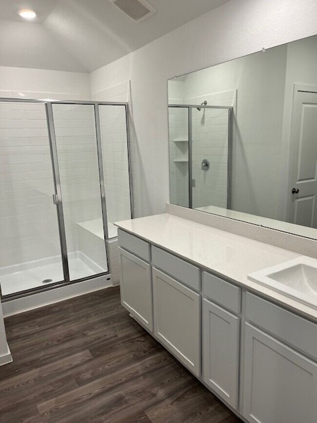 Building Photo - Charming 4BR Brand New House in League City