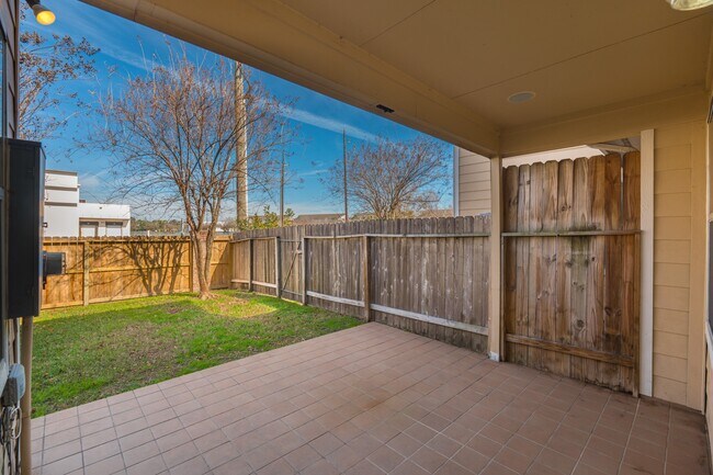 Building Photo - 14310 Silver Hollow Ln