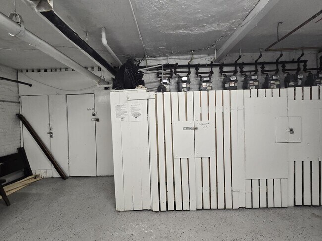 Building Photo - 1808 W Farwell Ave