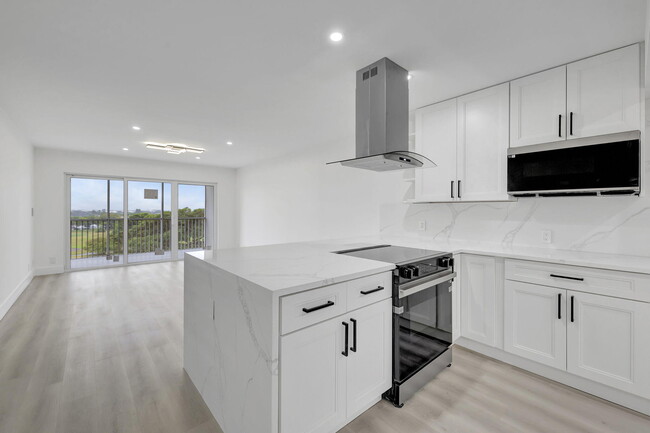 Building Photo - 3050 N Palm Aire Dr