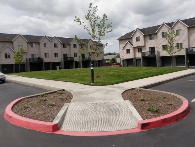 Building Photo - Corvallis Comfort & Convenience: Spacious 3-bedroom, 2.5 bath  Townhome