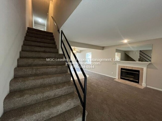 Building Photo - Spacious townhouse available for your July move-in!