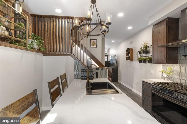 Building Photo - 526 E Thompson St