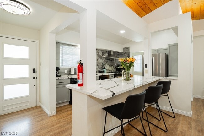 Building Photo - 2205 Santa Paula Dr