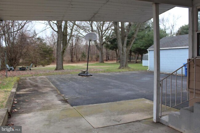 Building Photo - 107 Laurel Ave