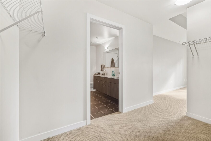 Primary En-Suite - 410 Acoma St
