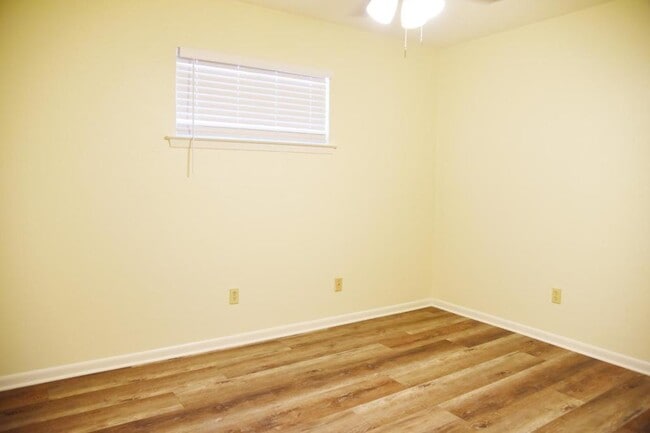 Building Photo - 713 Oxford Ave