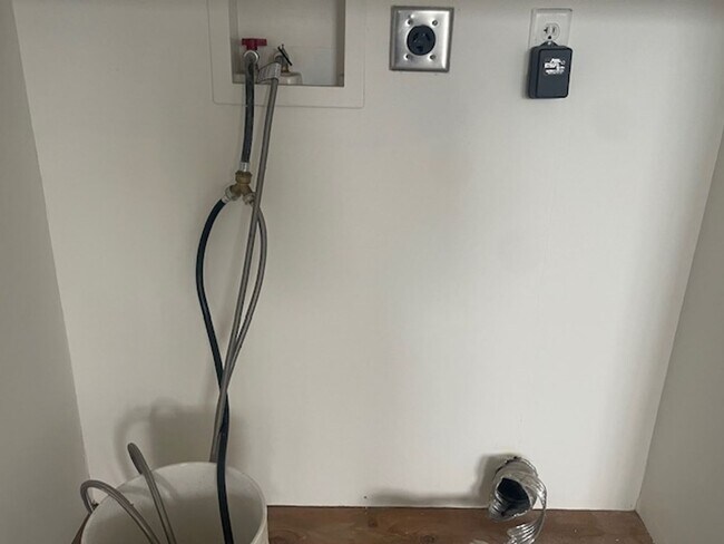 Building Photo - Great House in Oakland! 2 Beds, 1 Bath