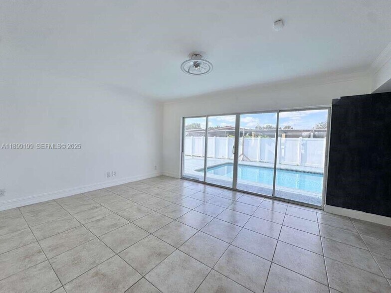 Building Photo - 19410 NE 19th Ave