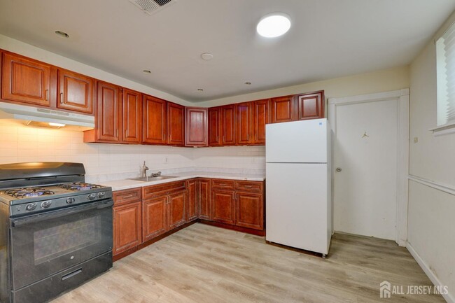 Building Photo - 382 College Dr