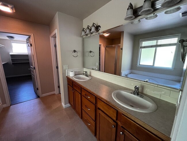 Building Photo - "Luxury Living: Stunning home with marble counter tops & Fireplace!"