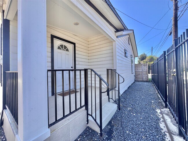 Building Photo - 4010 Chapman St