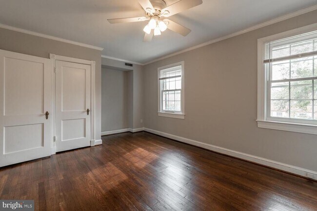 Building Photo - 1401 S Barton St