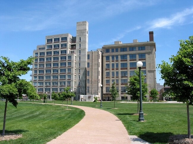 Building Photo - 2000 Little Raven St