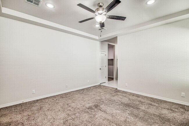 Building Photo - Beautiful  House 3 beds/3 baths. This Prop...