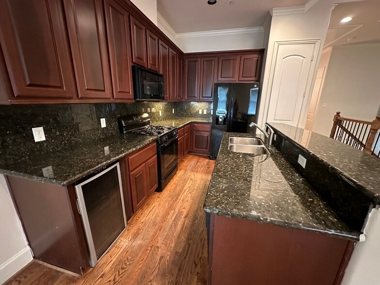 Building Photo - 6353 Richmond Ave