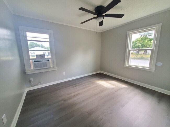 Building Photo - 418 Lake Ave