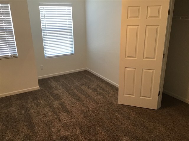 Building Photo - 2840 Meadow Gln