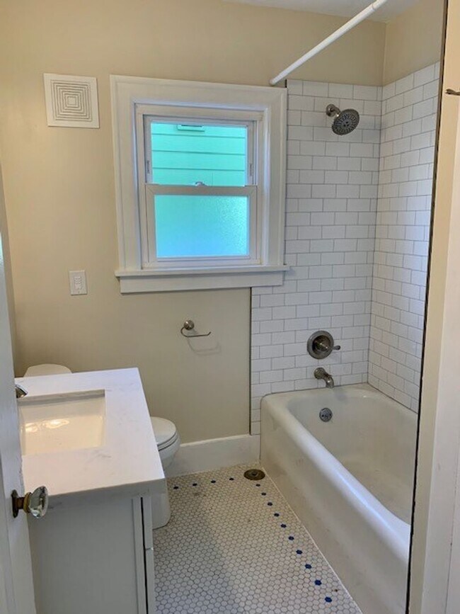 Building Photo - Remodeled 3 Bedroom Home-Duplex in Loyal Heights READY FOR MOVE IN NOW at $3875!