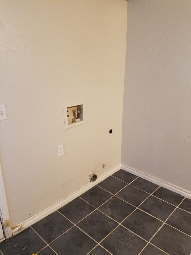 Building Photo - Remodeled 3 bedroom 1 bathroom house in Ed...