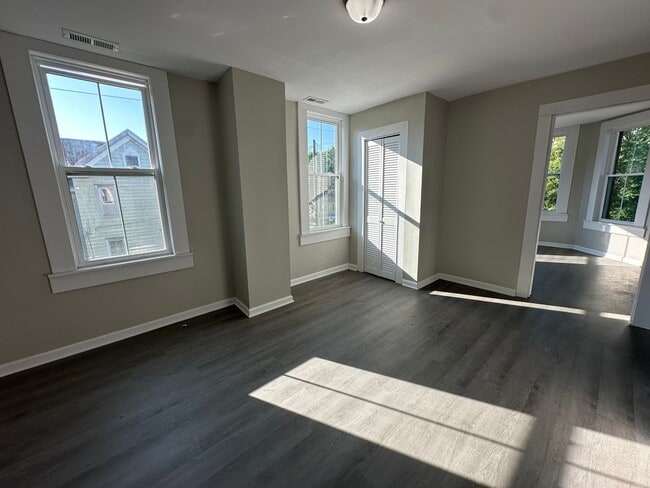 Building Photo - 213 E Gale St