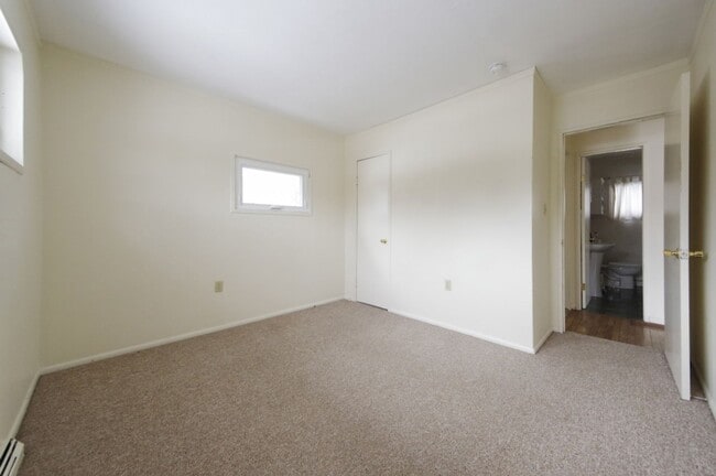 Building Photo - Crestmont Avenue House!