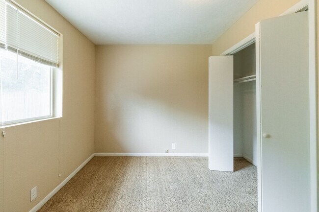 Building Photo - **$500 Move In Credit - SHORT TERM LEASE O...