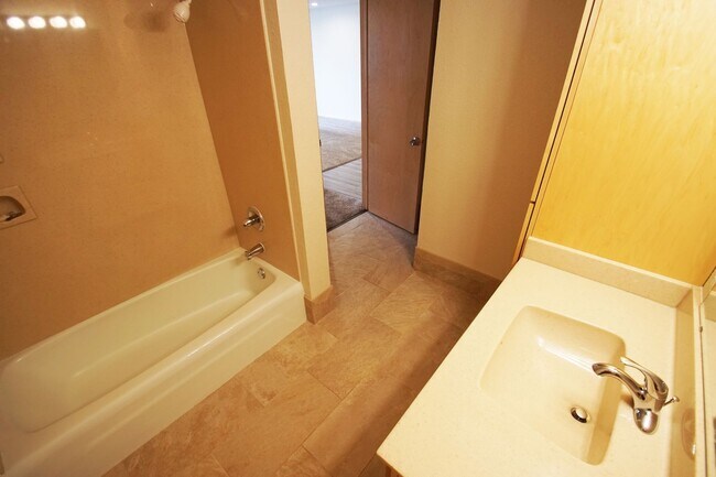 Building Photo - Pinto Suite