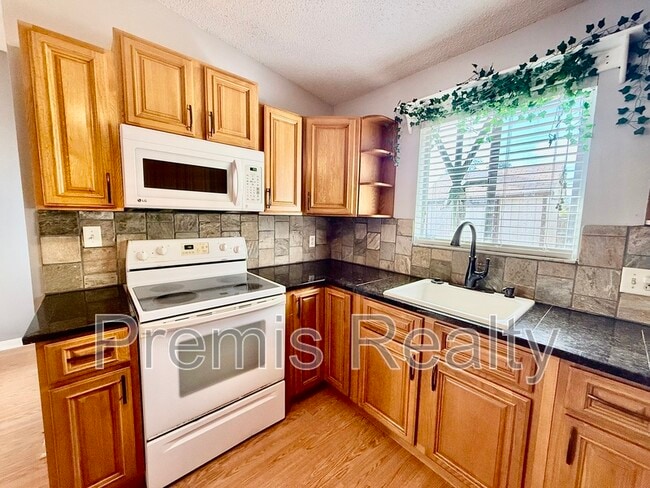 Building Photo - 747 Brook St NE