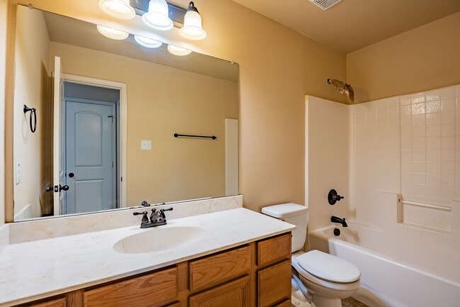 Building Photo - Beautiful 3 Bedroom, 2.5 Bath duplex located in Woodland Estates!