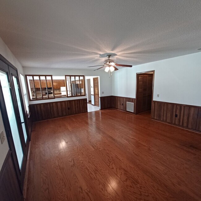 Building Photo - 2295 Foxwood Dr