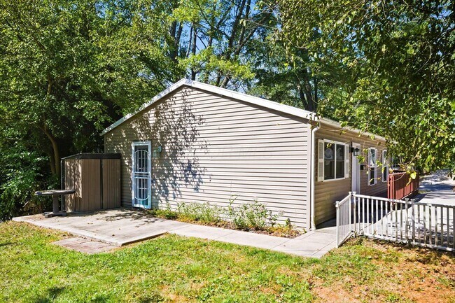 Building Photo - 455 Lakeview Dr