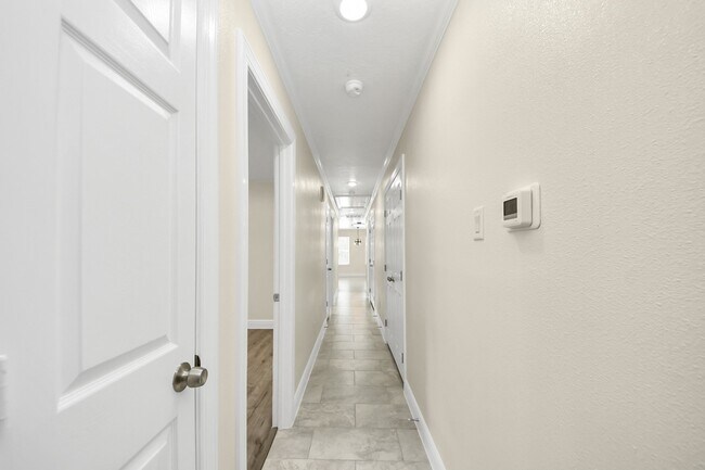 Building Photo - 7066 Villa Dr