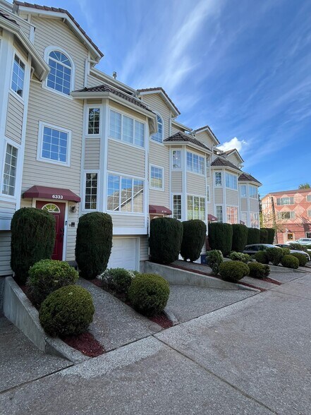Center townhouse in a 5 unit complex - 6337 Hillman Pl NE