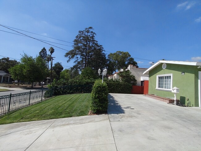 Building Photo - 627 E Woodbury Rd