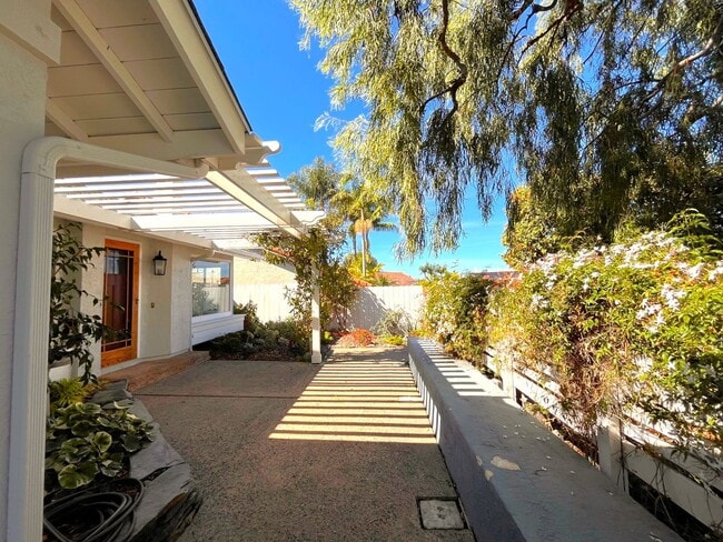 Building Photo - Most Charming Home in La Costa