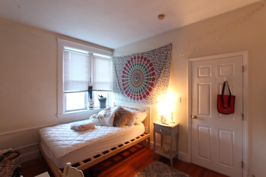 Building Photo - 318 Saint Paul St