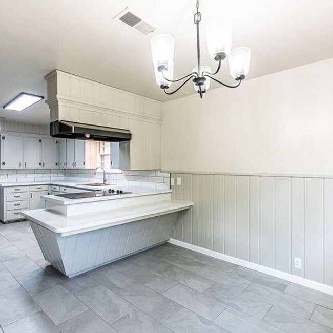 Building Photo - Room to Grow! Spacious, Remodeled 3/2/2 in Great Location!