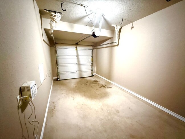 Building Photo - *COMING SOON* 2-Story 3 Bedroom / 2.5 Bath Duplex Near Ingram Park Mall!
