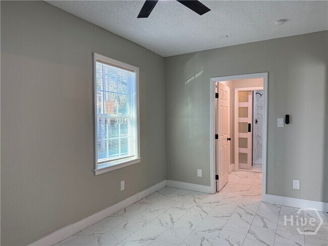 Building Photo - 728 W 39th St