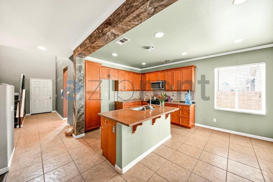 Building Photo - 619 W Ave H 13