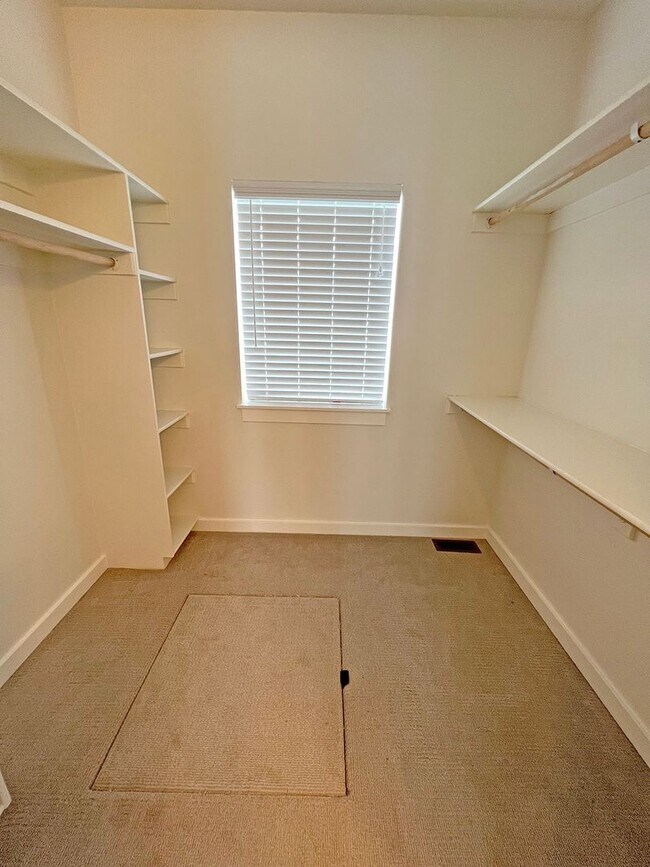Building Photo - Well Kept Single Family Detached Home with...